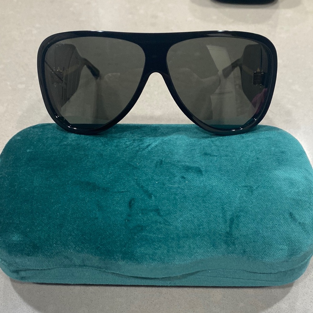 new GUCCI black sunglasses